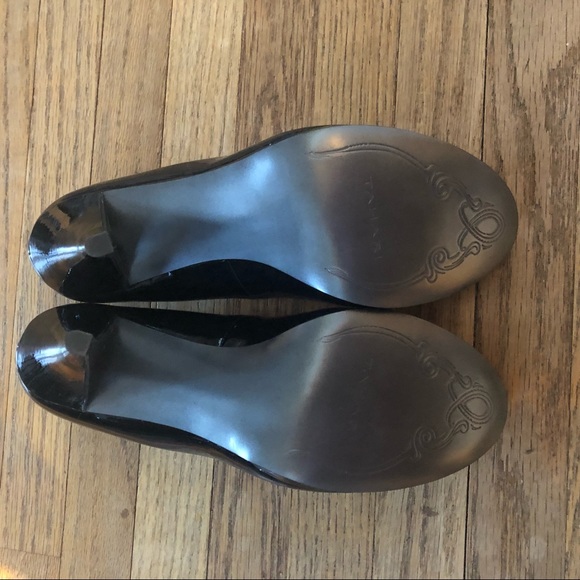 Tahari “Colette” patent leather pump - Picture 4 of 5